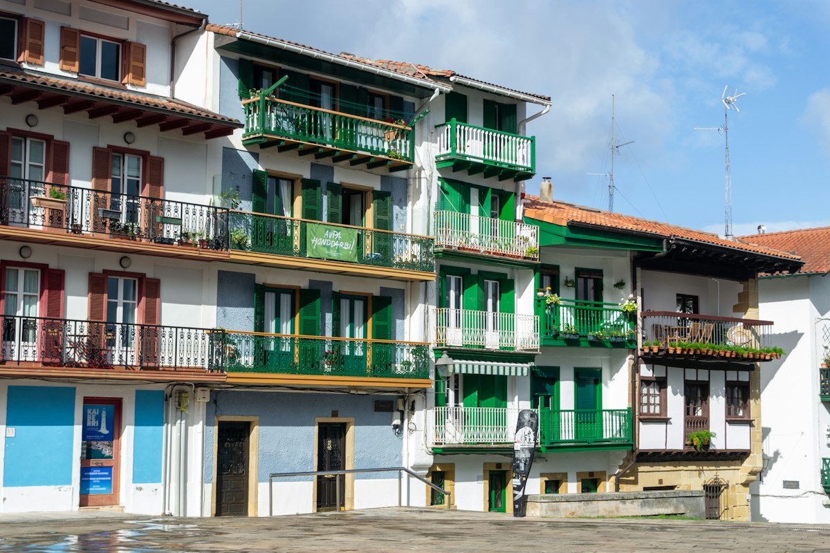 Casas de colores con balcones en el barrio de la Marina de Hondarribia